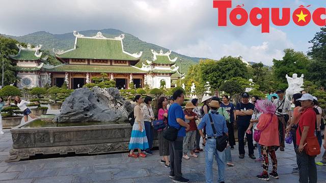 Một đoàn khách du lịch nước ngoài tham quan chùa Linh Ứng - Sơn Trà